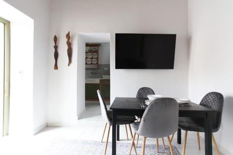 Communal lounge/ TV room, TV and multimedia, Living room, Seating area, Dining area, Evening entertainment