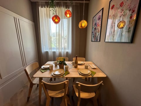 Food and drinks, Seating area, Dining area, Food