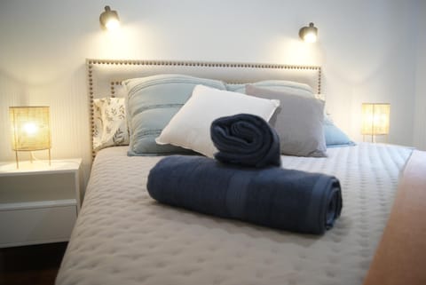 Bed, Bedroom, towels