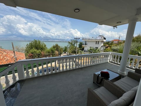 HomeByTheLake-Shiroke House in Montenegro