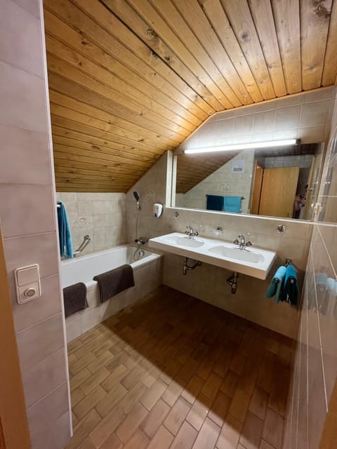 Bathroom, Bath, towels