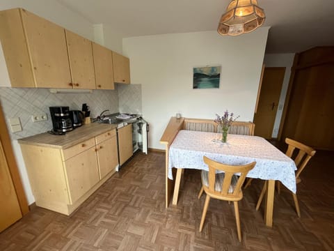 Coffee/tea facilities, Kitchen or kitchenette, Dining area, stove