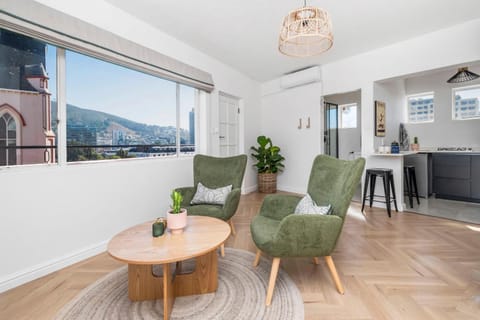 Natural landscape, Kitchen or kitchenette, Living room, Seating area, Mountain view