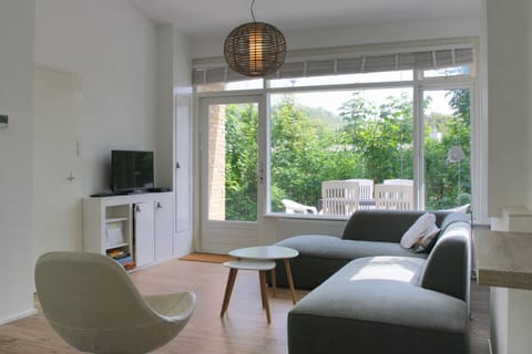 Garden, TV and multimedia, Living room, Seating area, Garden view