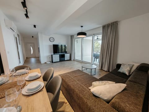 Communal lounge/ TV room, Seating area, Dining area, Evening entertainment