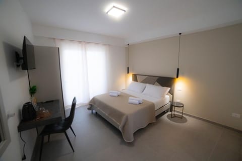 Bed, TV and multimedia, Photo of the whole room, Bedroom, towels