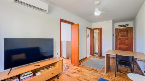 Communal lounge/ TV room, TV and multimedia, Living room, Seating area, Dining area, air conditioner