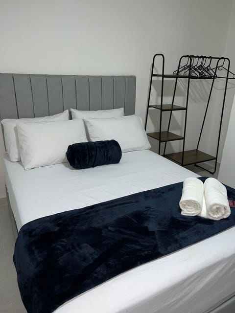 Bed, Photo of the whole room, Bedroom, towels