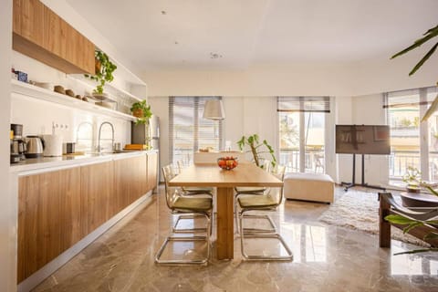 Coffee/tea facilities, Kitchen or kitchenette, Dining area, minibar, stove