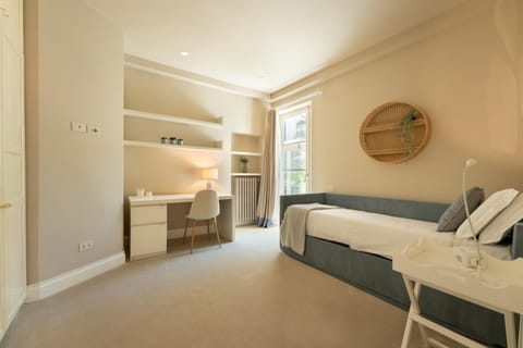 Bed, Photo of the whole room, Decorative detail, Bedroom, Garden view, furniture, heating, internet, locker, air conditioner