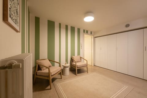 Seating area, heating, heating, internet, internet, locker, locker, wardrobe