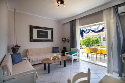 Living room, Photo of the whole room, Seating area, air conditioner