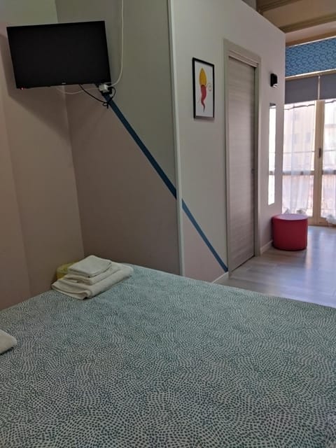 Bed, TV and multimedia, Photo of the whole room, Bedroom, towels