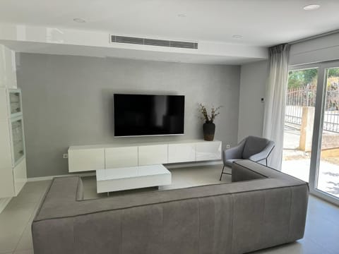 Communal lounge/ TV room, TV and multimedia, Living room, Seating area, Evening entertainment, air conditioner