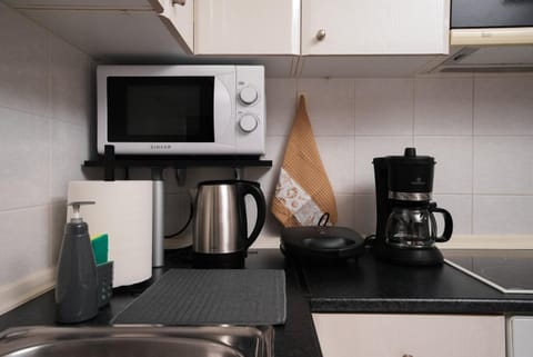 Coffee/tea facilities, Kitchen or kitchenette, stove