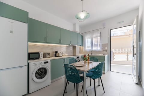 Kitchen or kitchenette, Dining area, oven, stove, washing machine