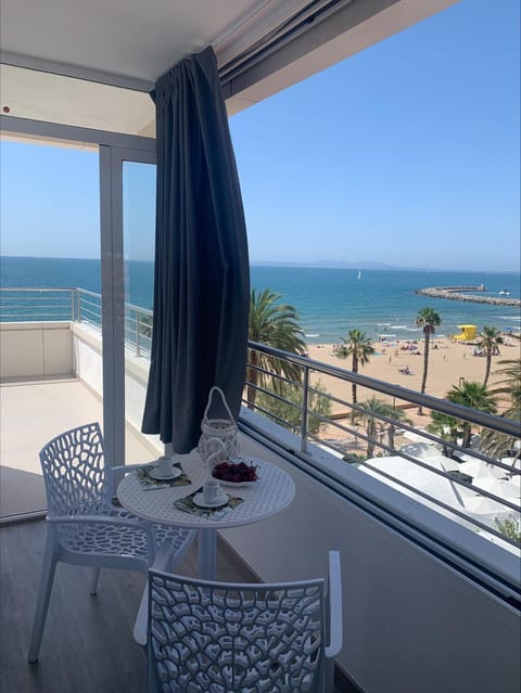Natural landscape, Balcony/Terrace, Dining area, Sea view