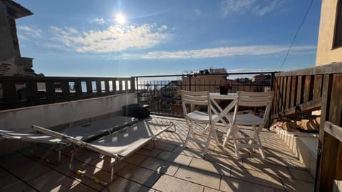 Property building, Balcony/Terrace, Living room