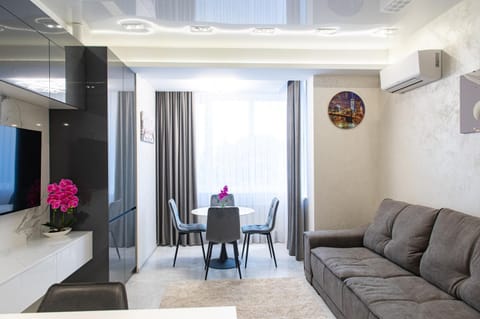 TV and multimedia, Living room, Seating area, Evening entertainment, Breakfast, air conditioner