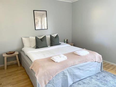 Bed, Decorative detail, Bedroom, towels