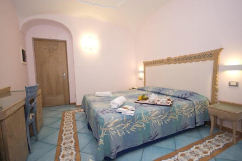 Bed, TV and multimedia, Photo of the whole room, Bedroom, hair dryier, internet, towels, air conditioner