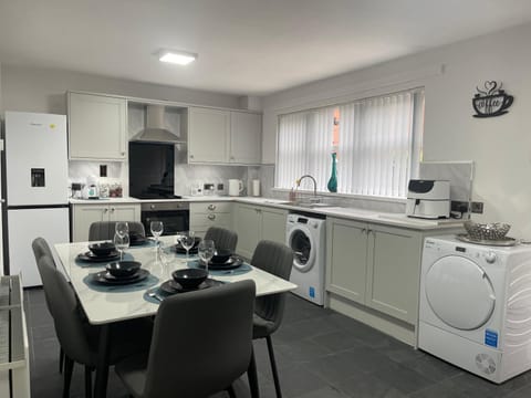 Belfast Grand Central Living 5 Minutes Walk From Grand Central Station House in Belfast
