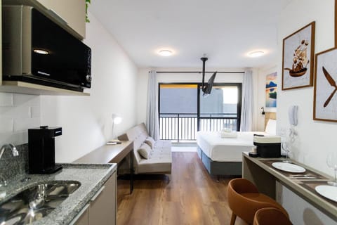 Bed, TV and multimedia, Coffee/tea facilities, Balcony/Terrace, Kitchen or kitchenette, Photo of the whole room, Dining area, Bedroom, microwave