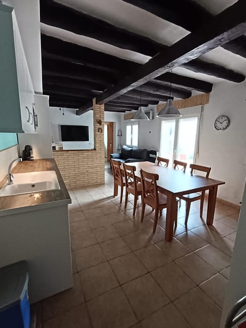 Kitchen or kitchenette, Dining area, pet friendly, air conditioner