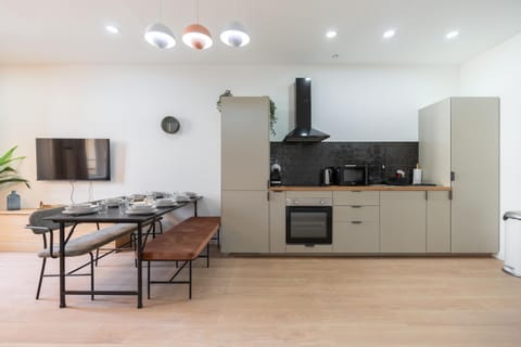 Coffee/tea facilities, Dining area, microwave, oven, stove, toaster