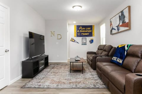 Victory Villa - 5 BR Home 5 Min From Campus Apartment in South Bend