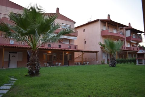 Property building, Day, Garden, Garden view