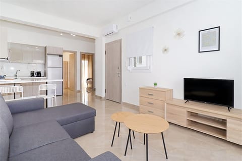 Communal lounge/ TV room, TV and multimedia, Kitchen or kitchenette, Living room, Seating area, Dining area