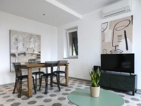 TV and multimedia, Seating area, Dining area