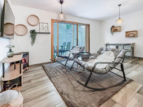 TV and multimedia, Living room, Seating area, Dining area