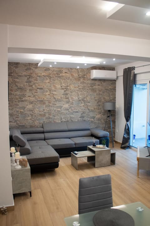 TV and multimedia, Living room, Seating area, air conditioner