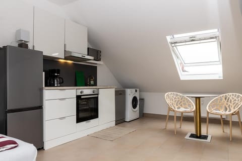Kitchen or kitchenette, Dining area, dishwasher, minibar, oven, pet friendly, stove, toaster