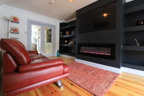 TV and multimedia, Living room, Seating area, Evening entertainment