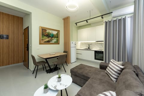 Kitchen or kitchenette, Living room, Seating area, Dining area, oven