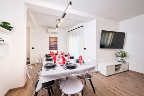 Communal lounge/ TV room, TV and multimedia, Dining area