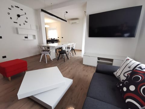 Communal lounge/ TV room, TV and multimedia, Living room, Seating area, Dining area