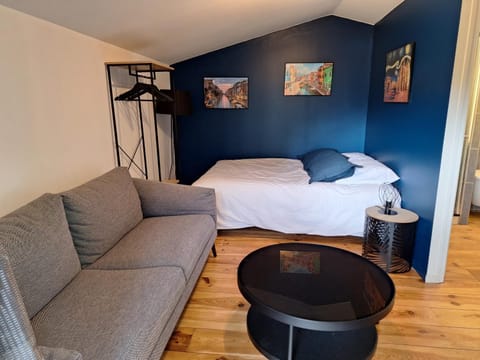 Chalet dans jardin privatif Bed and Breakfast in Caen