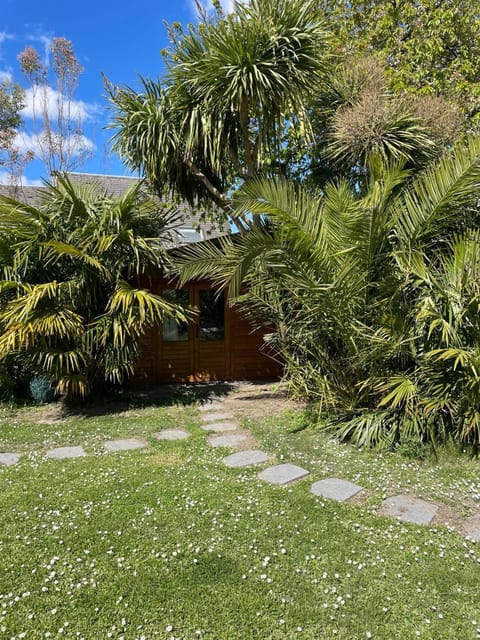 Chalet dans jardin privatif Bed and Breakfast in Caen