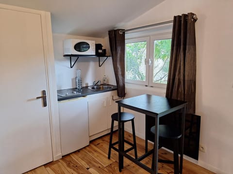 Chalet dans jardin privatif Bed and Breakfast in Caen