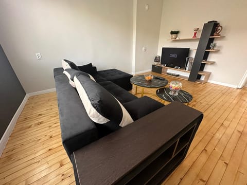 Communal lounge/ TV room, TV and multimedia, Living room, Seating area, Evening entertainment