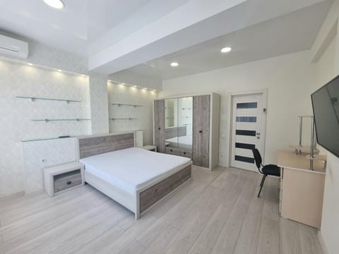 Bed, TV and multimedia, Bedroom, wardrobe