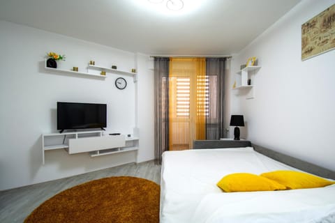 Bed, TV and multimedia, Balcony/Terrace, Bedroom