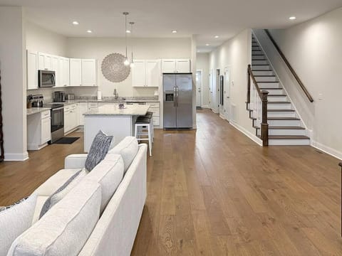 Spacious Freshly Renovated Townhome- Scenic Side Apartment in Watts Bar Lake