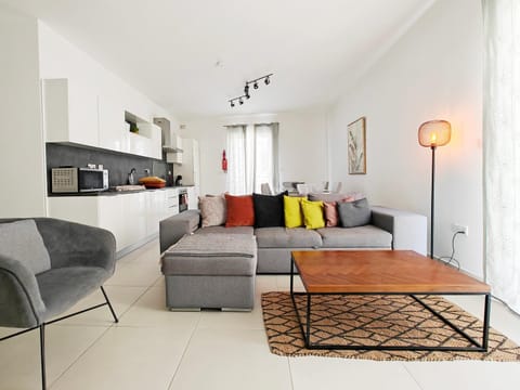 Kitchen or kitchenette, Living room, Seating area, Dining area, microwave