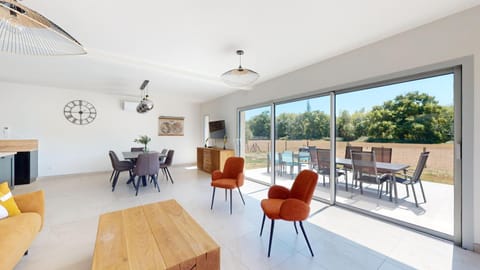 Patio, Communal lounge/ TV room, Day, View (from property/room), Living room, Seating area, Dining area, Evening entertainment