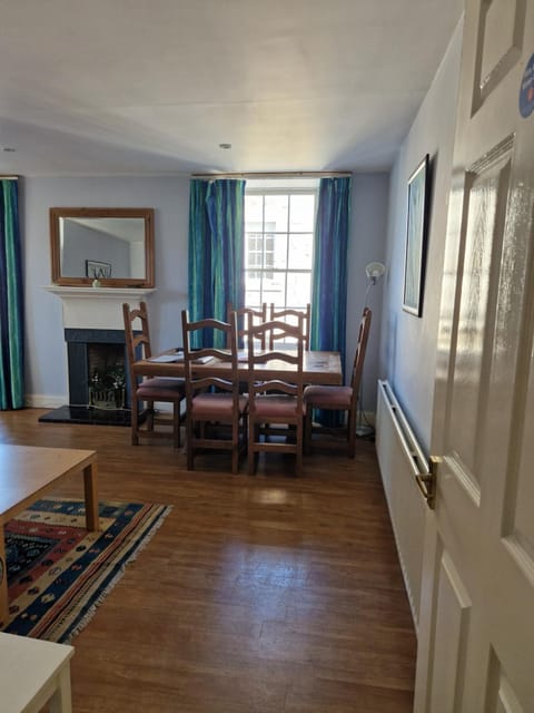 Rose Street 4 bedroom Apartment in Edinburgh